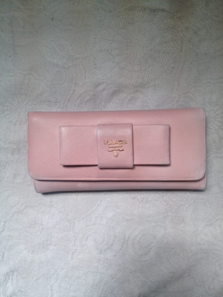 プラダ長財布（ピンク）の色落ち、擦れ補修は革研究所の池袋店へ